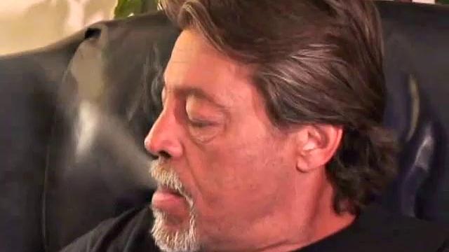 ковбой дрочит и кончает на камеру