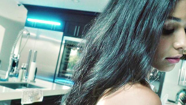 Камила Кортез моет полы, как будто чистит совесть