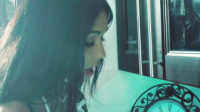 Камила Кортез моет полы, как будто чистит совесть