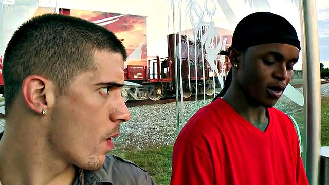 Black bottom pulled and fucked outdoors by white top