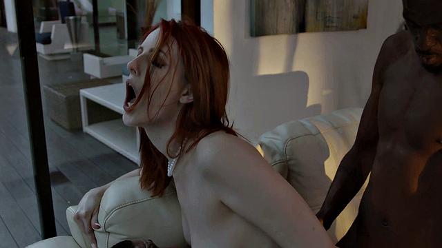 Рыжая стерва с жадностью берет в себя два огромных члена в жестком тройничке