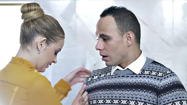 блондинистая milf на каблуках трахает ботаника в туалете