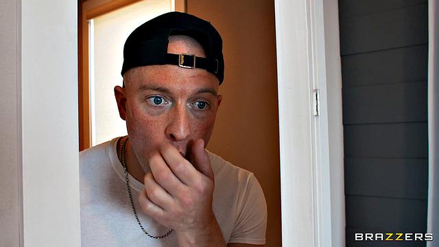 Смотри, как Кира Нуар трахает парня соседки в попку прямо в спальне!