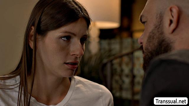 Транс с шикарными формами трахает парня, пока никого нет дома - страсть на пределе!