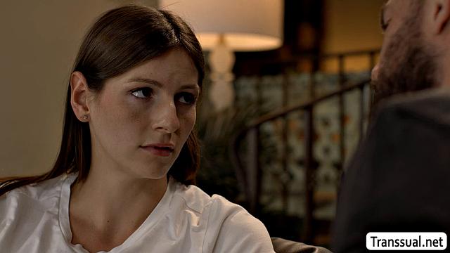 Транс с шикарными формами трахает парня, пока никого нет дома - страсть на пределе!