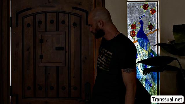 Транс с шикарными формами трахает парня, пока никого нет дома - страсть на пределе!