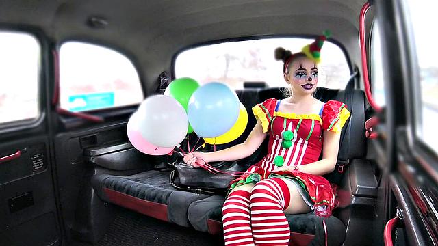 жаркая клоунесса разносит мой такси своим сквиртом и страстью