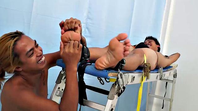 Хантер привязывает Джоджо и жестко мучает его щекоткой