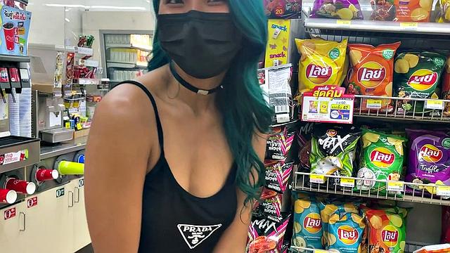 тайская леди-бой дикая минетчица на свежем воздухе