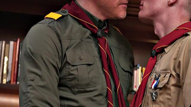 стройный парень в форме получает по полной от зрелого в офисе