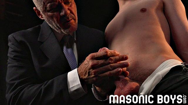 Крепкий мужик получает глубокий римминг и широкий анал