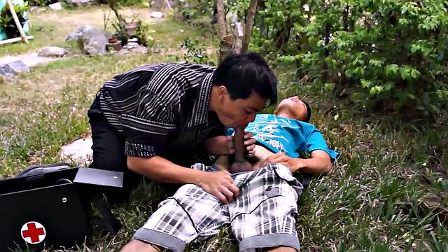 Asian medic sucks twink before anal exam