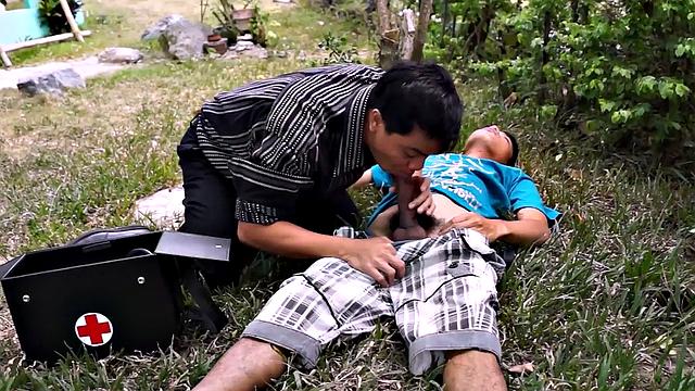Asian medic sucks twink before anal exam