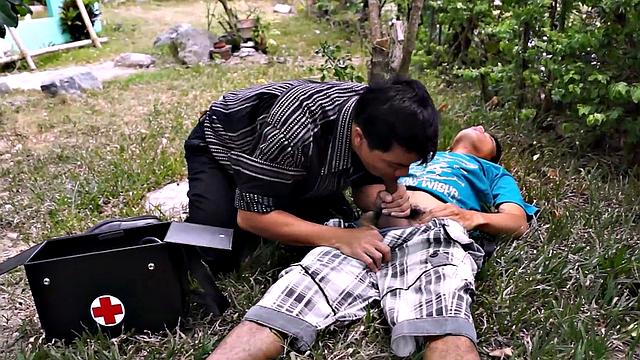 азиатский доктор отсосал перед тем, как залезть в задницу - клиника с юмором