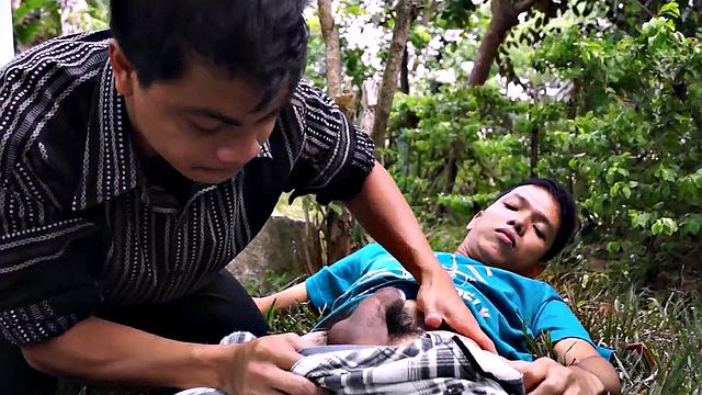 Asian medic sucks twink before anal exam