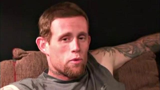 Колби дрочит Дональду и ловит зрелую сперму на ладони, мужской гей-экшен для любителей натурального ощущения.