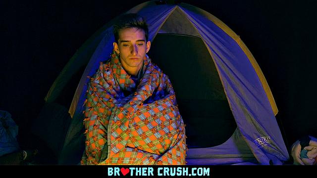 Геи греются у костра и устраивают анал с изюминкой и шутками про Хэллоуин.