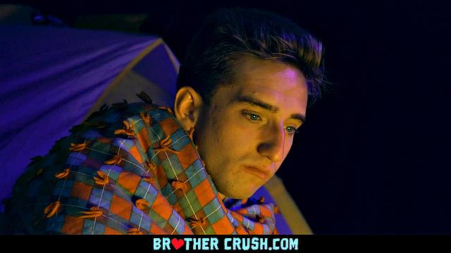 Геи греются у костра и устраивают анал с изюминкой и шутками про Хэллоуин.