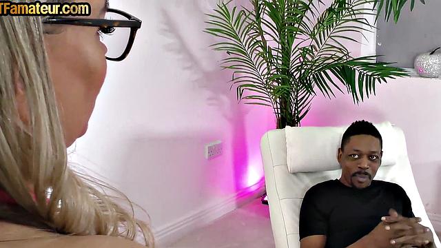 пышная milf в очках скачет на bbc как на батуте