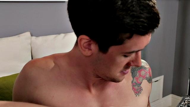 качок сосёт татуированным парням и дрочит на финиш