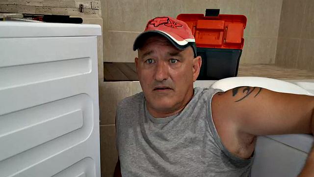 дед жарит худую сучку до сквирта в гладко выбритую киску