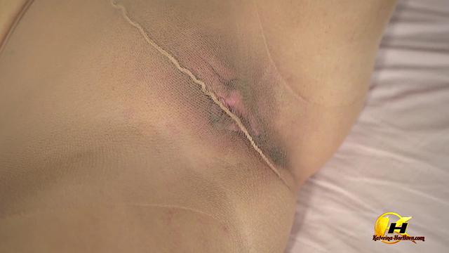 блондинка-милфа борется с жаром страстной мастурбацией