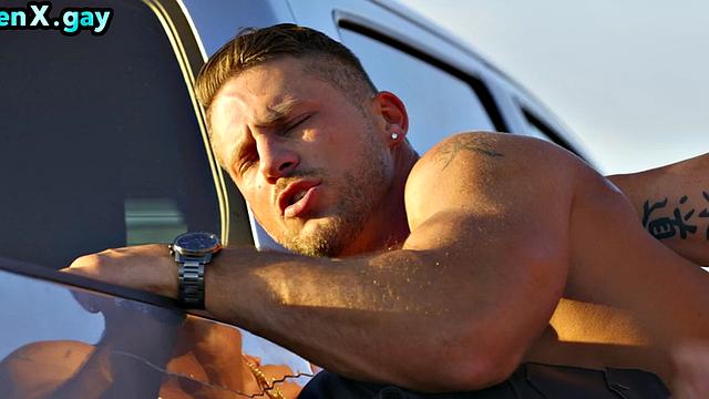 брутальный ковбой трахает друга в жопу у сломанной машины в лесу