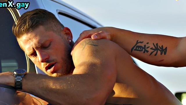 брутальный ковбой трахает друга в жопу у сломанной машины в лесу