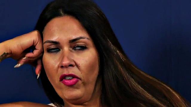 смотри, как британка в белье дразнит, пока парень дрочит