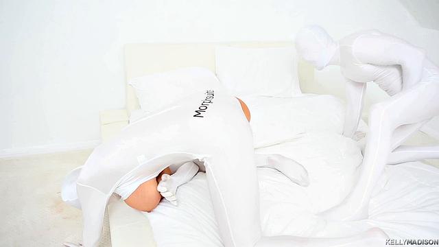 В белых простынях чистота только до первой ебли