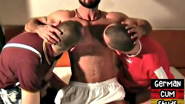 немецкие волосатые парни с пирсингом жестко трахаются втроем