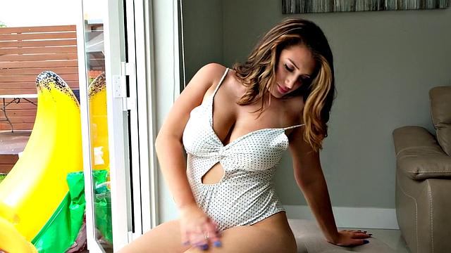 бритт развлекается у бассейна, лаская свои загорелые сиськи