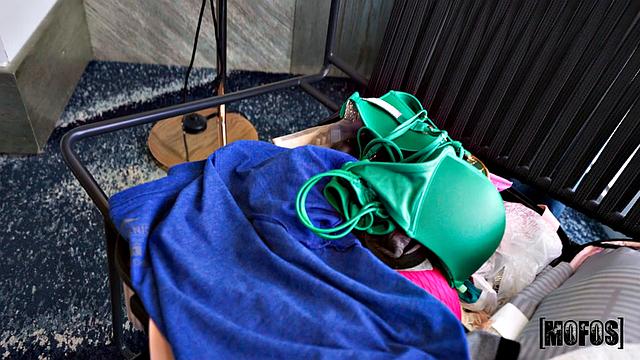 Джими Майклс и Саммер Рене устроили горячий секс в гостинице перед выездом.