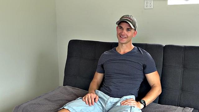 Auditioning muscular amateur jerking dick on a couch