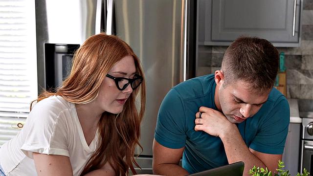 Рыжая репетиторша в очках трахается в спальне