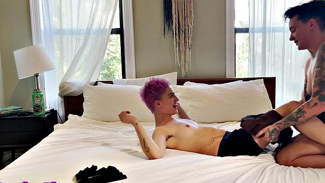 Amateur inked queer fingers pussy in homemade lez sex