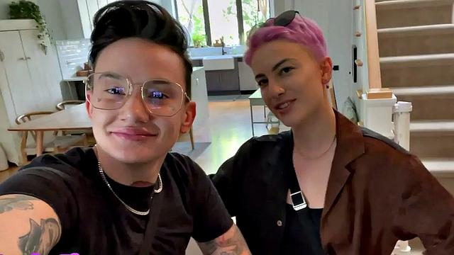 Татуированная лесбиянка трахает пальцами киску дома