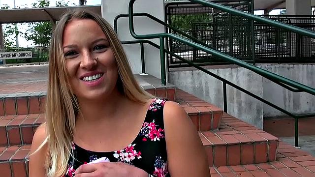 Скарлетт Дженнингс проверяет горловой талант за рулём, а Тайлер Стил лениво рулит одной рукой