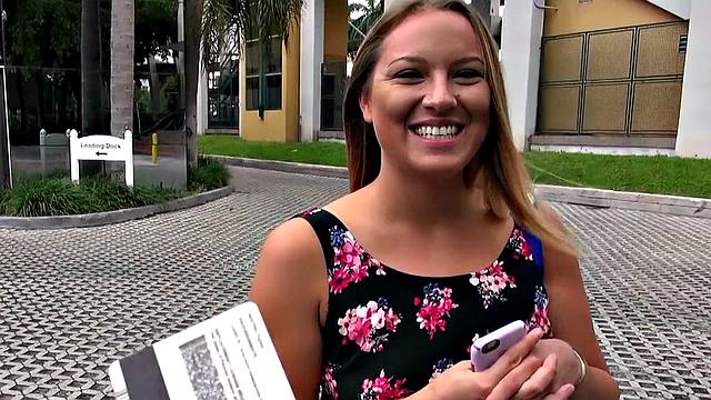 Скарлетт Дженнингс проверяет горловой талант за рулём, а Тайлер Стил лениво рулит одной рукой