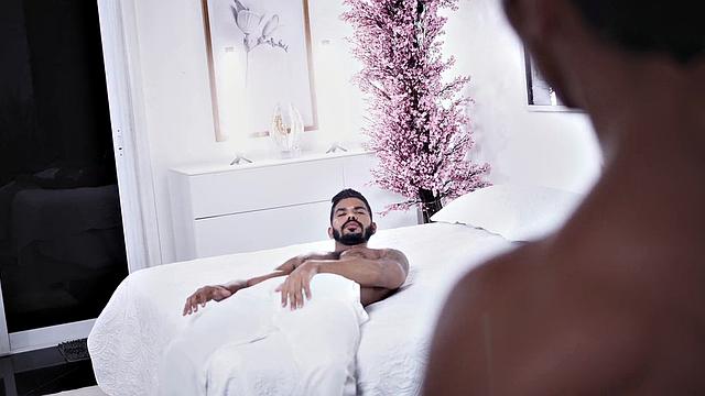 смотри, как мускулистый качок жестко трахает латинского красавца