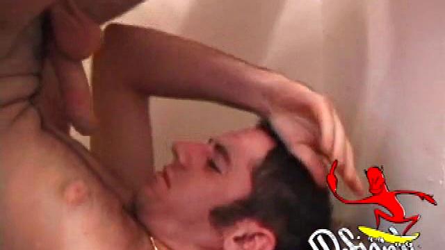 Парень с мощным членом сам себе делает минет и потом жарко трахается с парнем, гей-любители оценят!