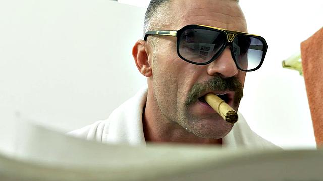 Две развратные фанатки трахаются с рок-звездой без тормозов