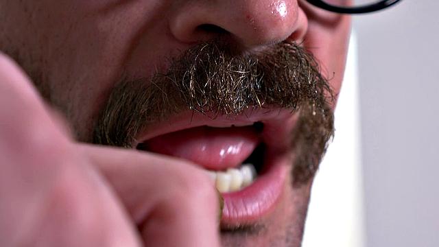 Две развратные фанатки трахаются с рок-звездой без тормозов