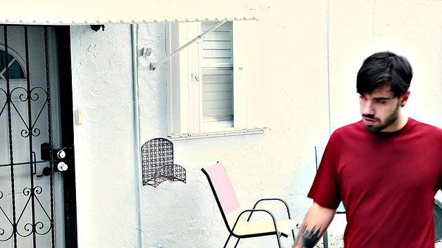 бруклин подзывает соседа и даёт ему по полной прямо у окна