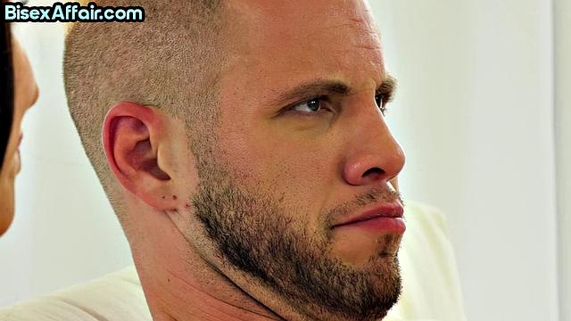 Сочная жопа в деле: взрослая развратница скачет на члене в горячем би трио.