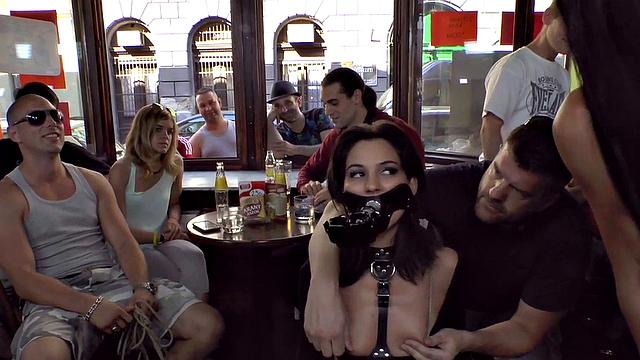 унижённый саб сосёт член на глазах у зевак