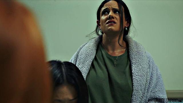 Лулу мастурбировала утром, а потом у неё выросло что-то из влагалища - медсестры не упустили шанс трахнуть это прямо в больнице.