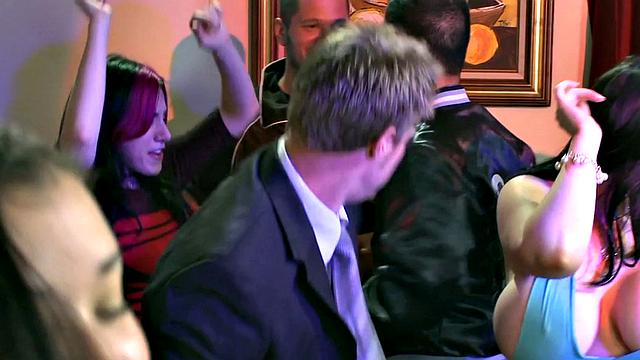 учёные сиськи и шутки - вечеринка с двойным проникновением