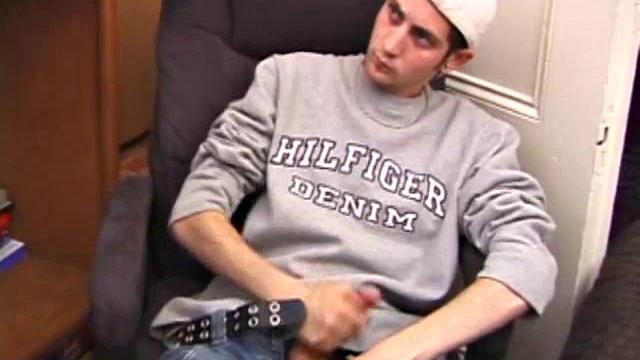 Аарон Майклс дрочит под порно и окатывает постель густой спермой