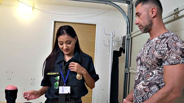 Секси охранница с большими сиськами дразнит и получает по полной